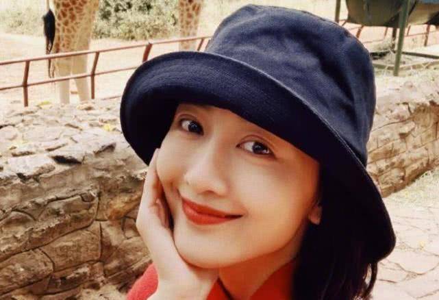 37岁王鸥素颜学溜冰,穿铅笔裤瘦成"纸片人",眼窝都凹陷了_滑冰_朋友