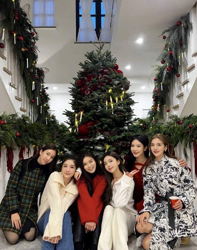 带闺蜜吴千语过圣诞,文咏珊曝光上海豪宅,三层别墅配草坪羡煞人