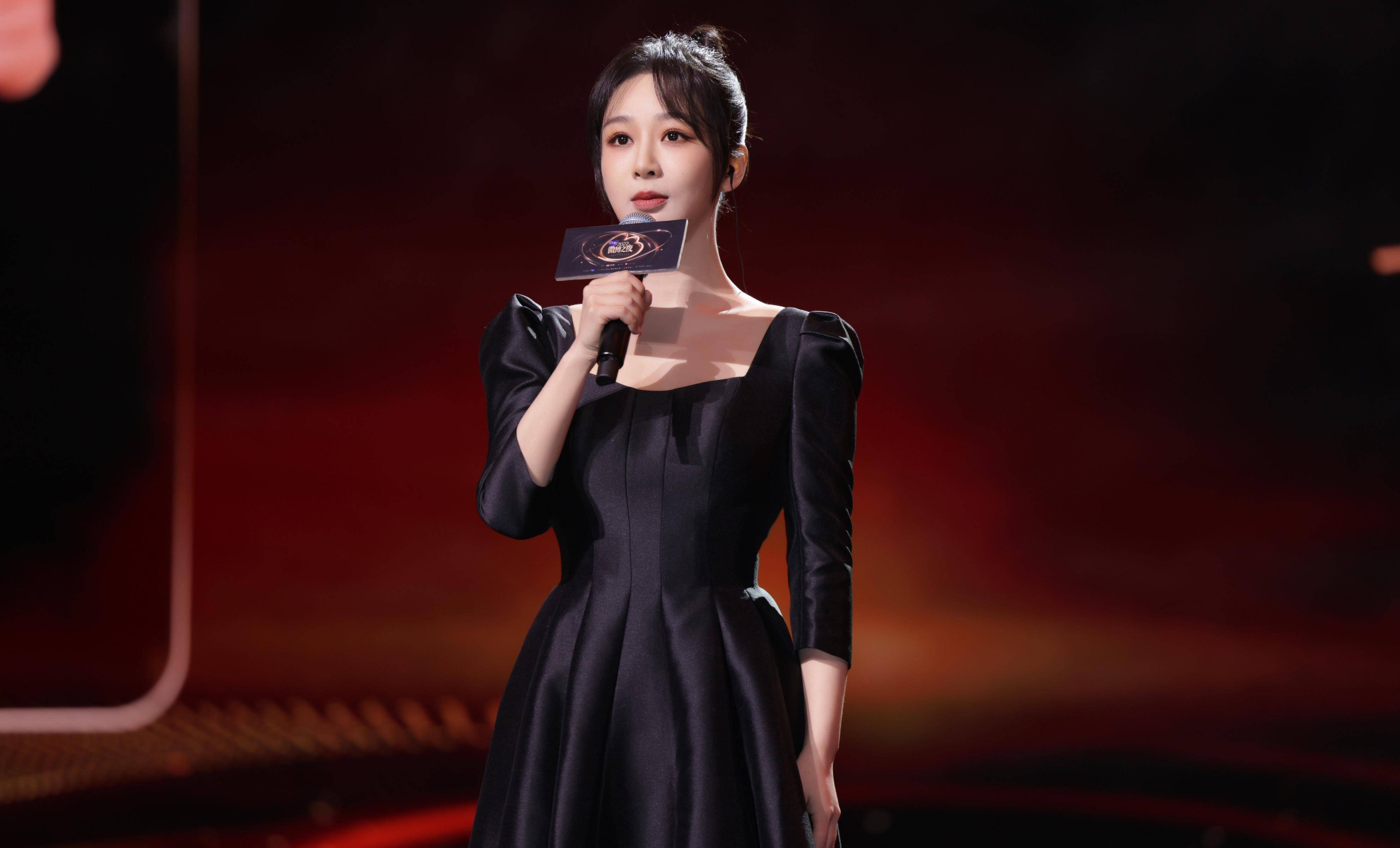 杨紫微博之夜"黑"客造型惊艳众人 穿黑色连身裙亮相 瞬间点燃现场