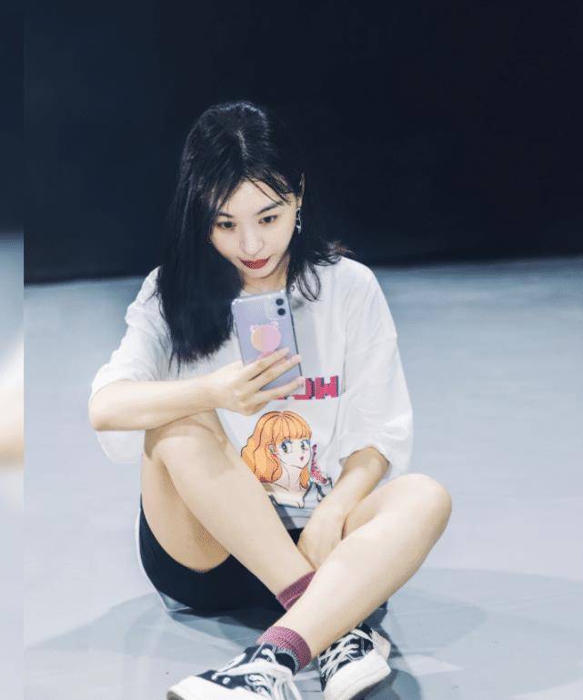 李菲儿穿热裤秀身材,baby看了都绕路走_观众_魅力_时尚