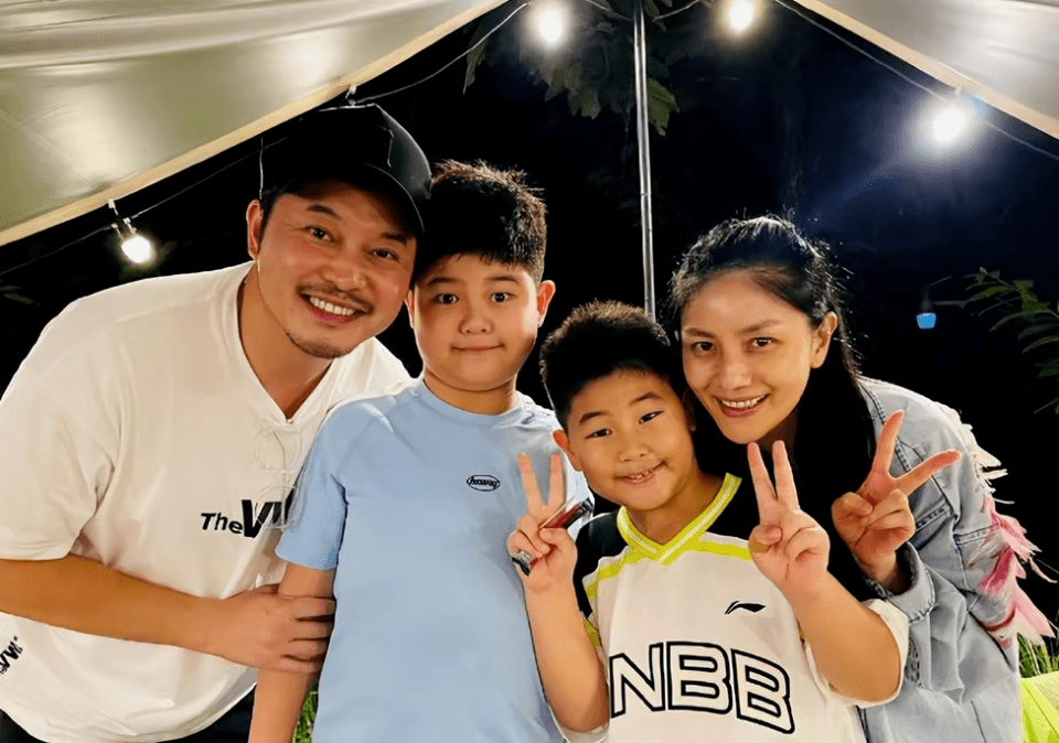 在家中与家人一起庆祝生日的王雷,合影时一手牵着男孩,脸上挂着慈父般