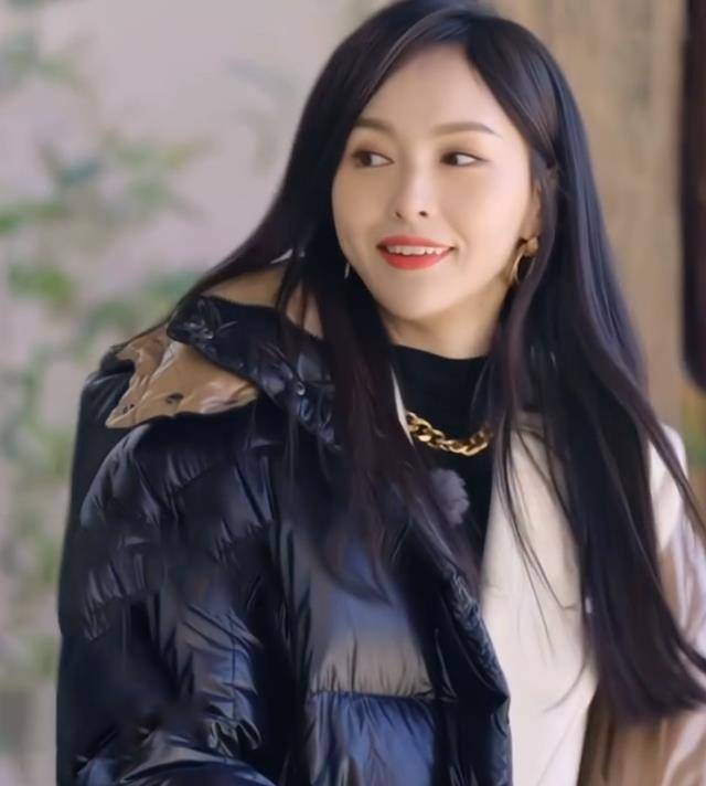 39岁唐嫣综艺首秀开播,表情崩了引争议,营销方式被群嘲!