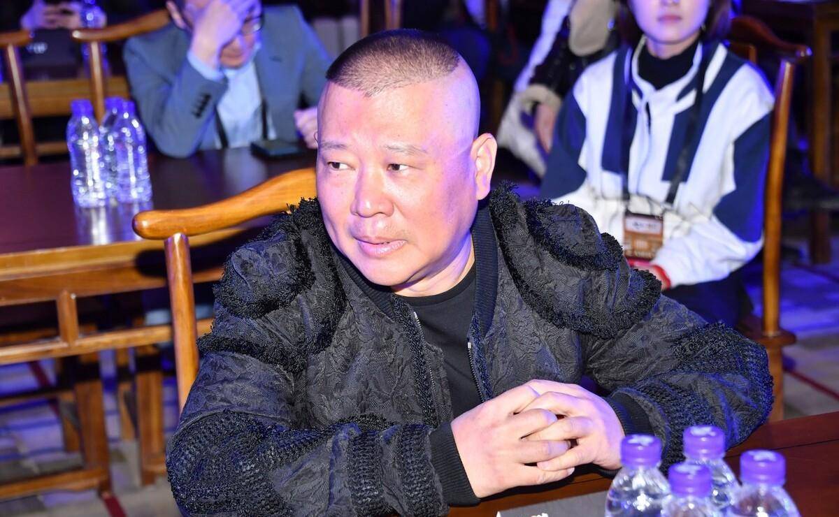 安徽卫视一姐周群;曾与郭德纲传绯闻,出道30年月薪只有3000?