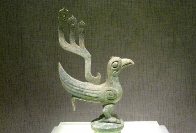 还有一种神鸟文物出土于神树上,与神话中的太阳神鸟相符