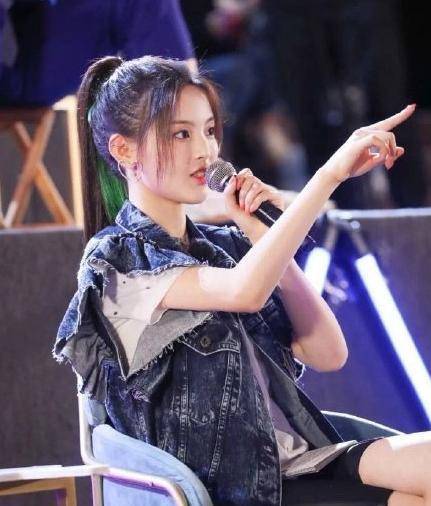 杨洋和王嘉尔是非常火的娱乐艺人,苏翊鸣和武大靖是体育运动员,可能说