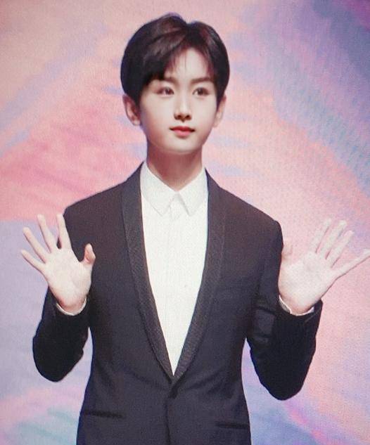 成毅变小20岁长这样!_傅总_合作_卫衣