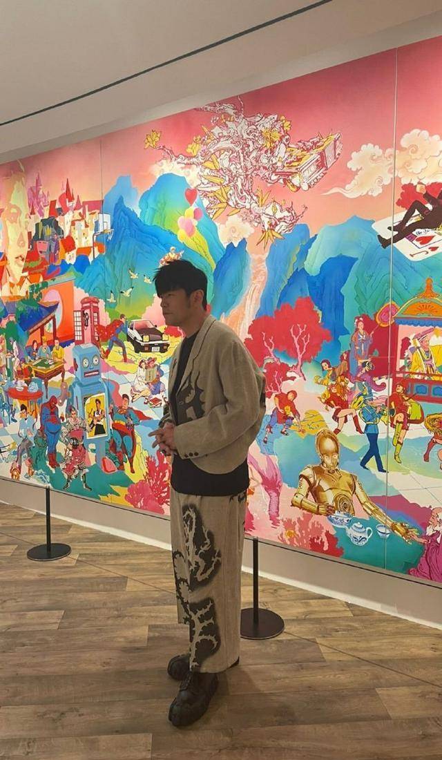 周杰伦新加坡办艺术展,昆凌被夸美如洋娃娃,周杰伦穿搭却被吐槽_画展