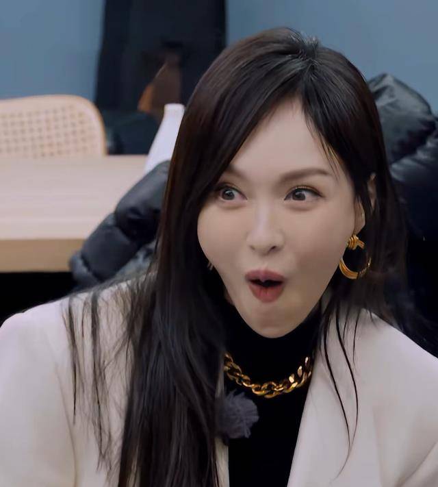 39岁唐嫣综艺首秀开播,表情崩了引争议,营销方式被群嘲!