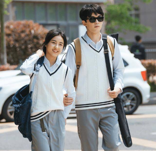 吴磊"瞄"一眼张子枫,接下来的反应太甜了,琼瑶都不敢这么写_因为_观众