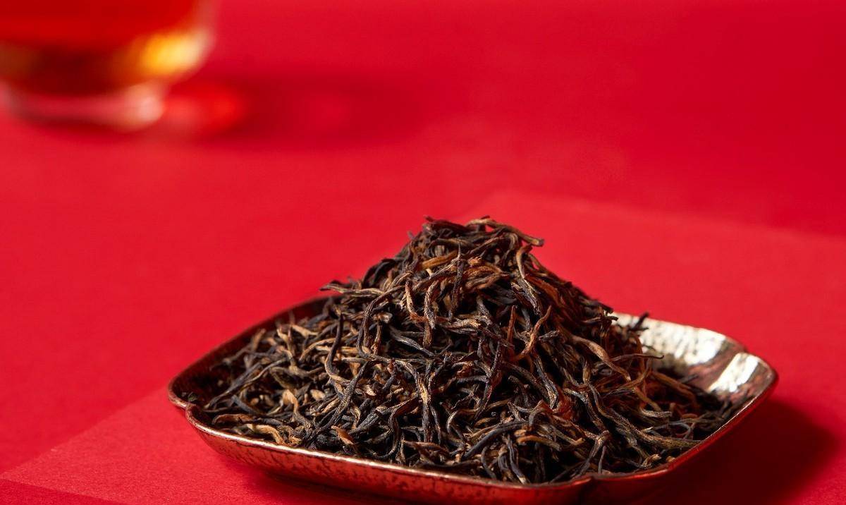 阿拉伯半岛上的人虽然热衷于喝红茶,但与中国相比,茶叶并非阿联酋的最