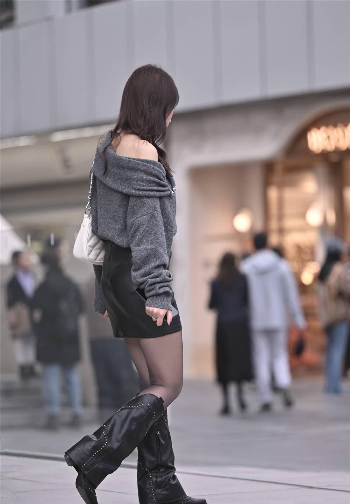 秋冬季节到来了,黑色丝袜搭配长靴,保暖还非常时尚精致_款式_靴子