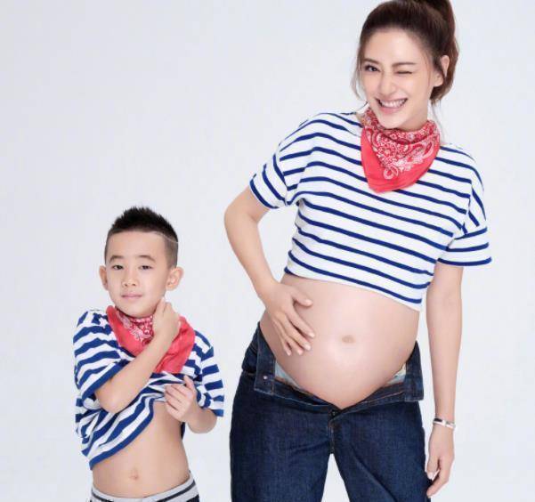 接下来的几张jasper照片显示他拉起t恤.他正忙着模仿他的母亲.