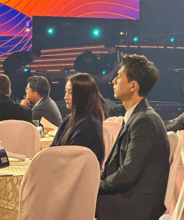 大湾区晚会后台:肖战被冷落,李现关晓彤无交流,王一博行色匆匆_徐小凤