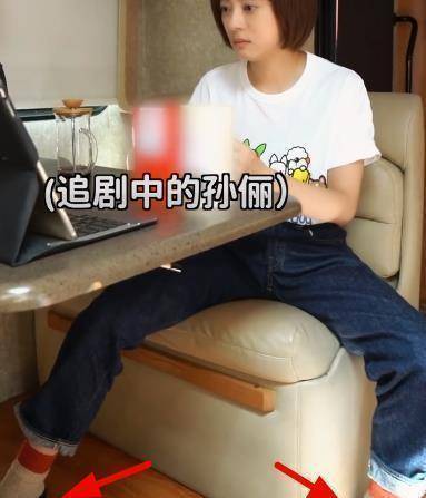 孙俪追剧看哭了,擦泪小心翼翼,豪放坐姿被助理曝光_作品_情绪_纸巾