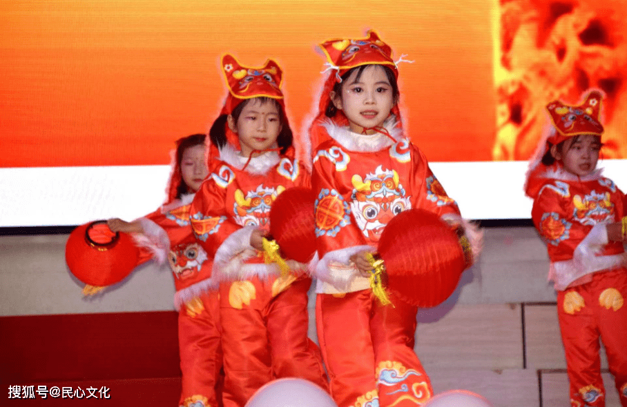 開場舞蹈:晚會開場,幼兒園全體教師與可愛的孩子們帶來了暖場舞蹈