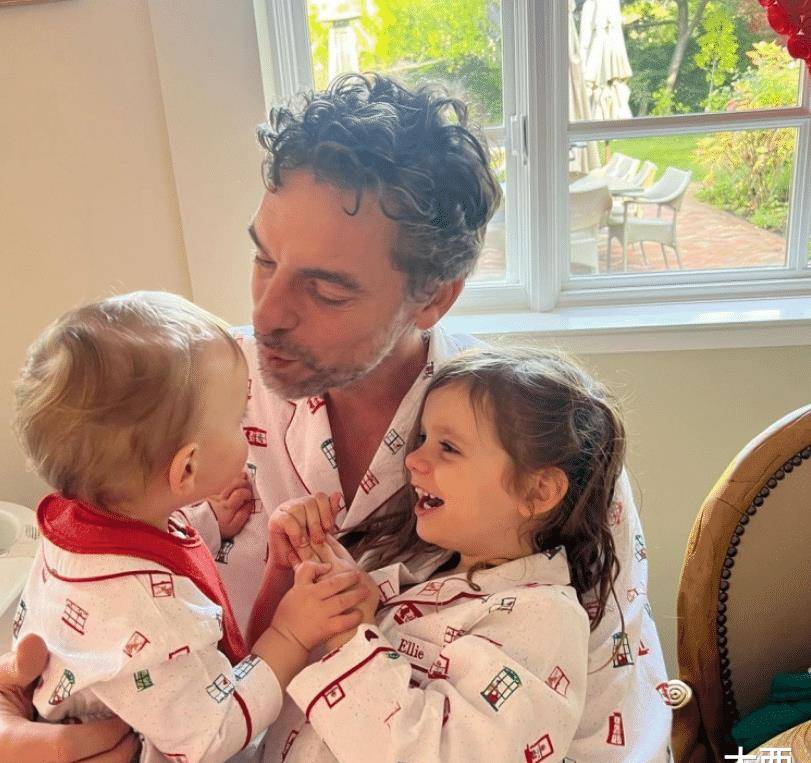 加索尔一家近照:退役4年,儿子女儿都已满头白发,女人也太美了