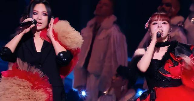 特别是黄渤的出场,他在晚上10点关机潮之后才现身,先是演唱新歌,接着