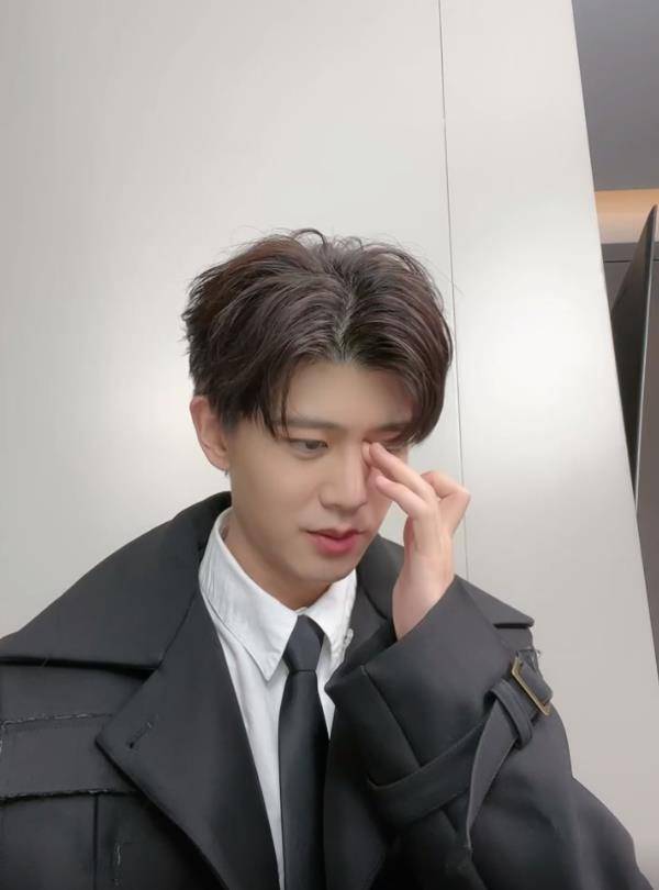 32岁任嘉伦愚人节直播,自曝体重仅有114斤,粉丝却各执一词_减肥_照片