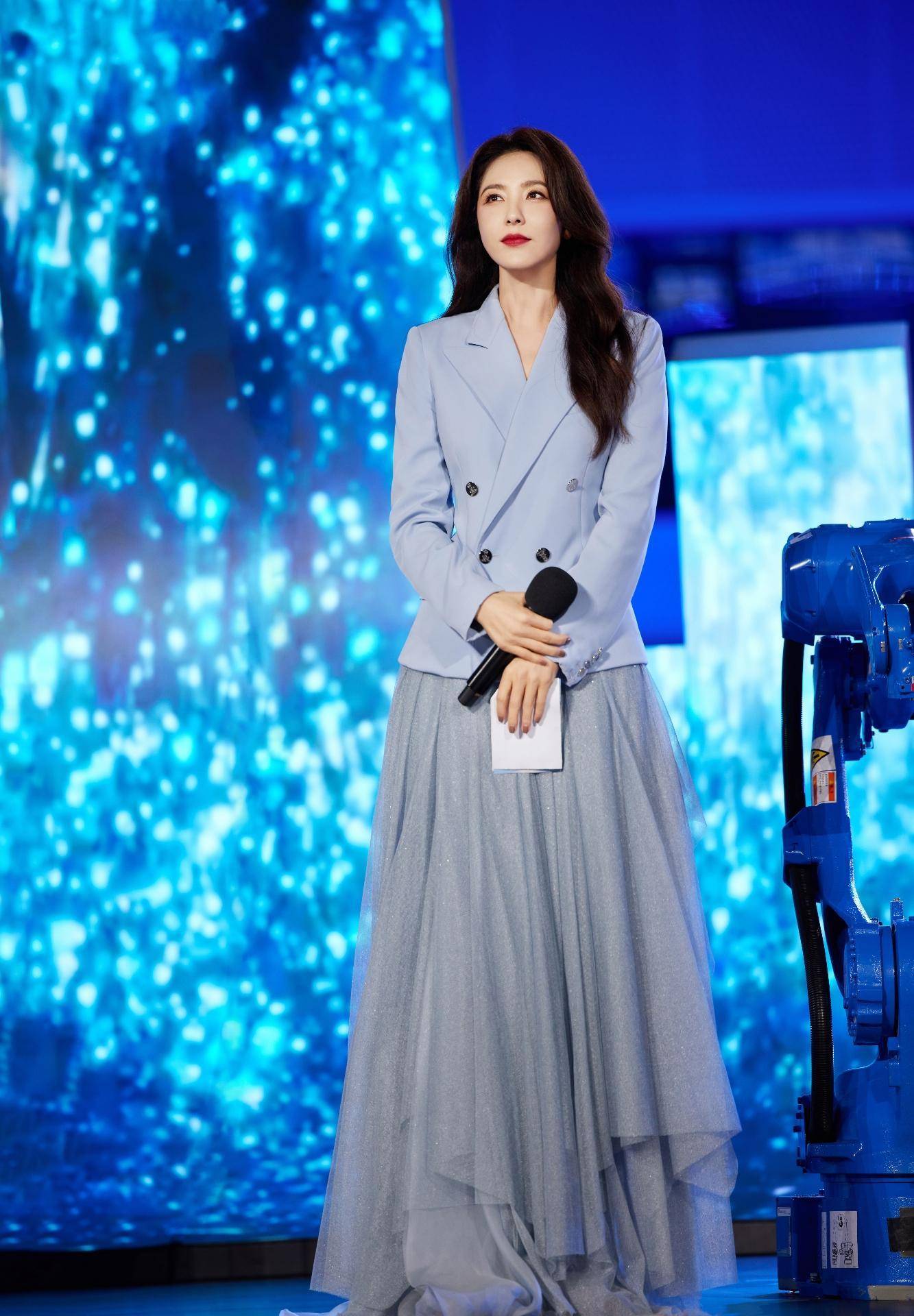 央视跨年夜:唐嫣最婉约,玲花最豪迈,刘涛最美艳,关晓彤最清纯_长裙