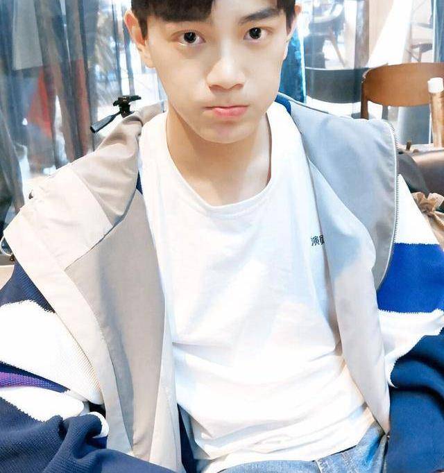 同学们成双成对,而丁禹兮独自坐在最前面,穿着整齐的校服,嘟着小嘴