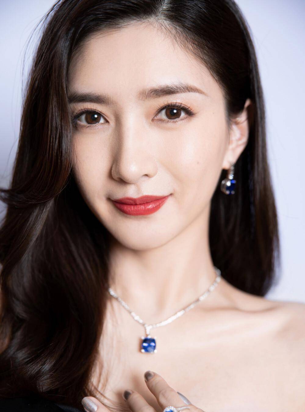 相比古力娜扎的自夸,江疏影更多的是自嘲.