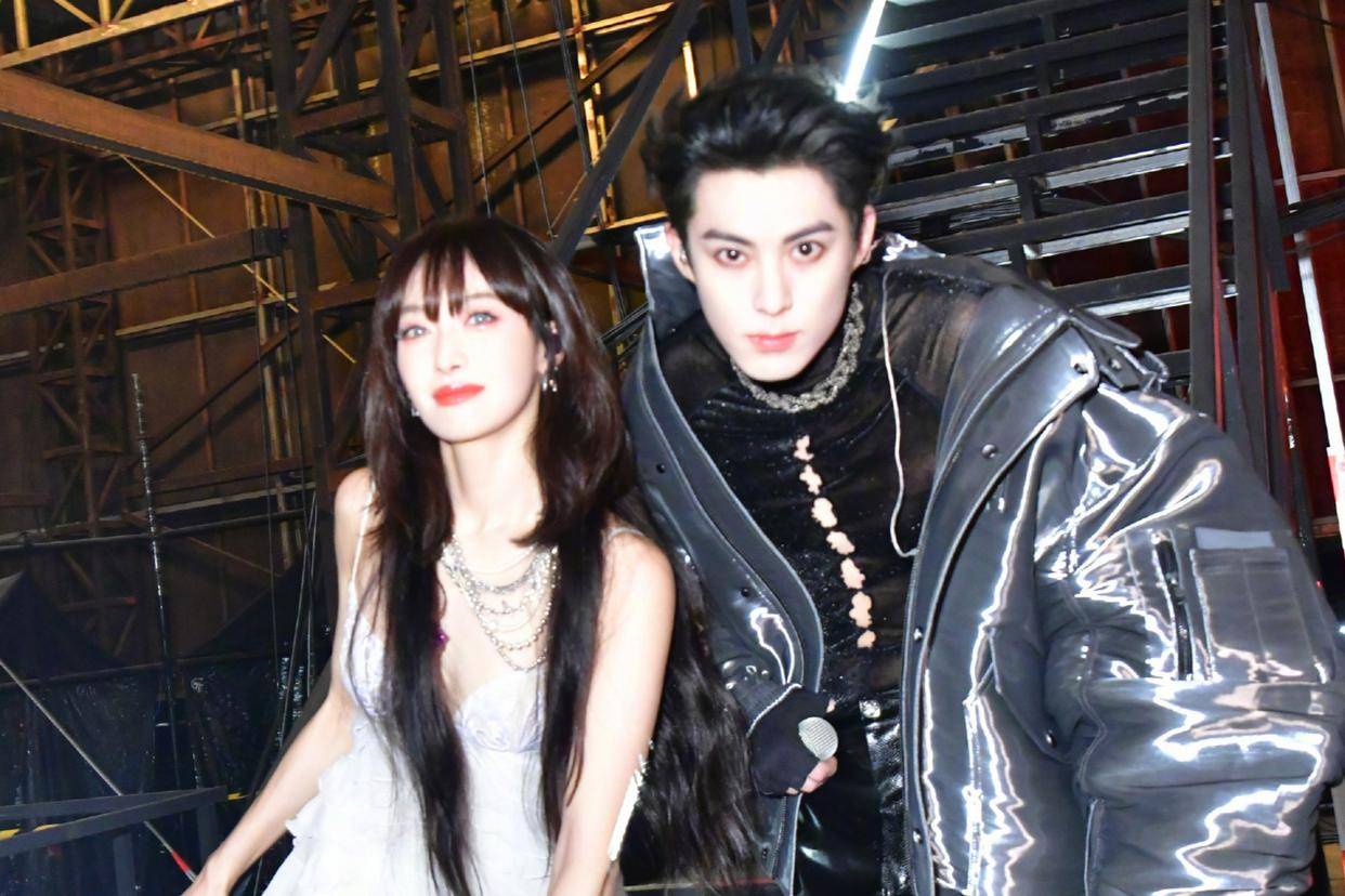 跨年晚会名场面:许嵩考虑结婚,宋茜王鹤棣借位吻,11个王俊凯_卫视