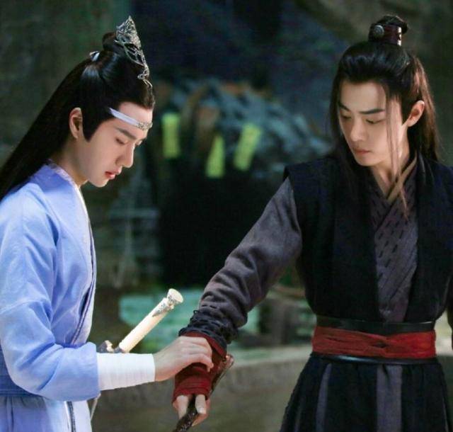 首先,制片人杨夏曾与肖战《陈情令》合作过,已经产出了优秀的作品.