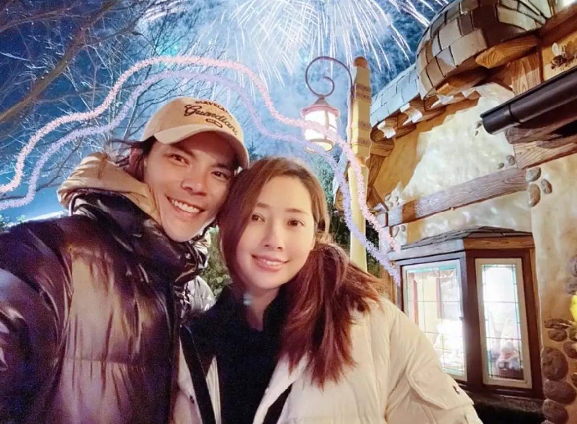 向佐一家四去游乐园玩,全程推着老婆好宠溺,把郭碧婷当女儿宠_儿子