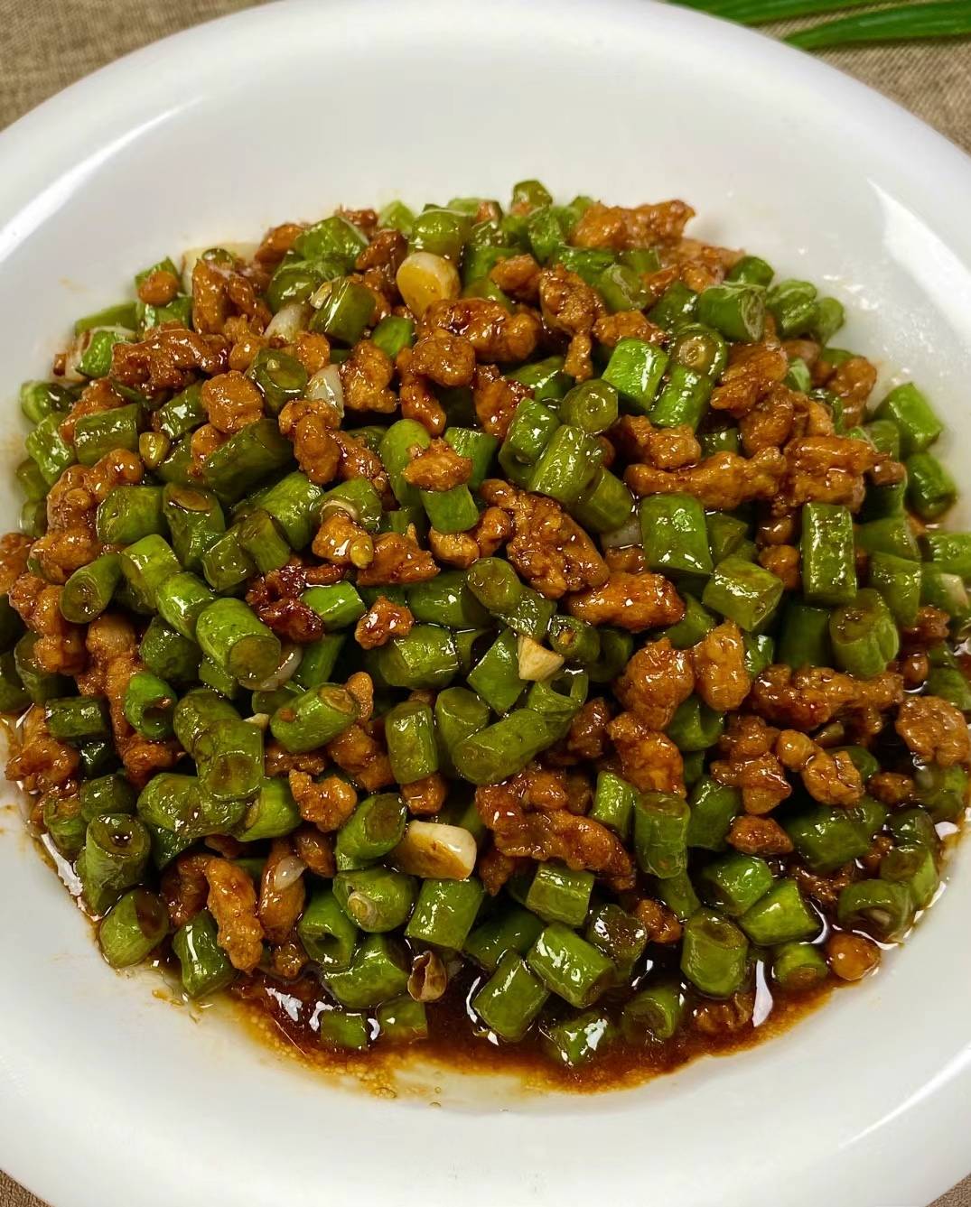 豆角炒肉沫,一道再普通不过的家常菜,却蕴含着家的味道,那份亲切与