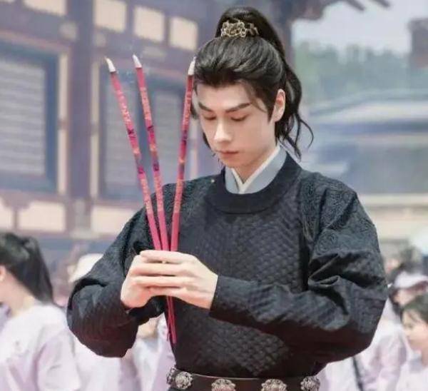 与张婧仪主演新剧造型遭吐槽胡一天片场录音一脸高冷_台词_古装_剧情