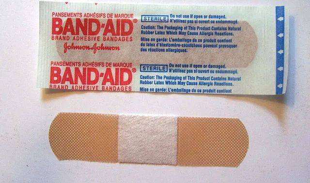 創可貼的英文是:band-aid,也就是大家熟知的