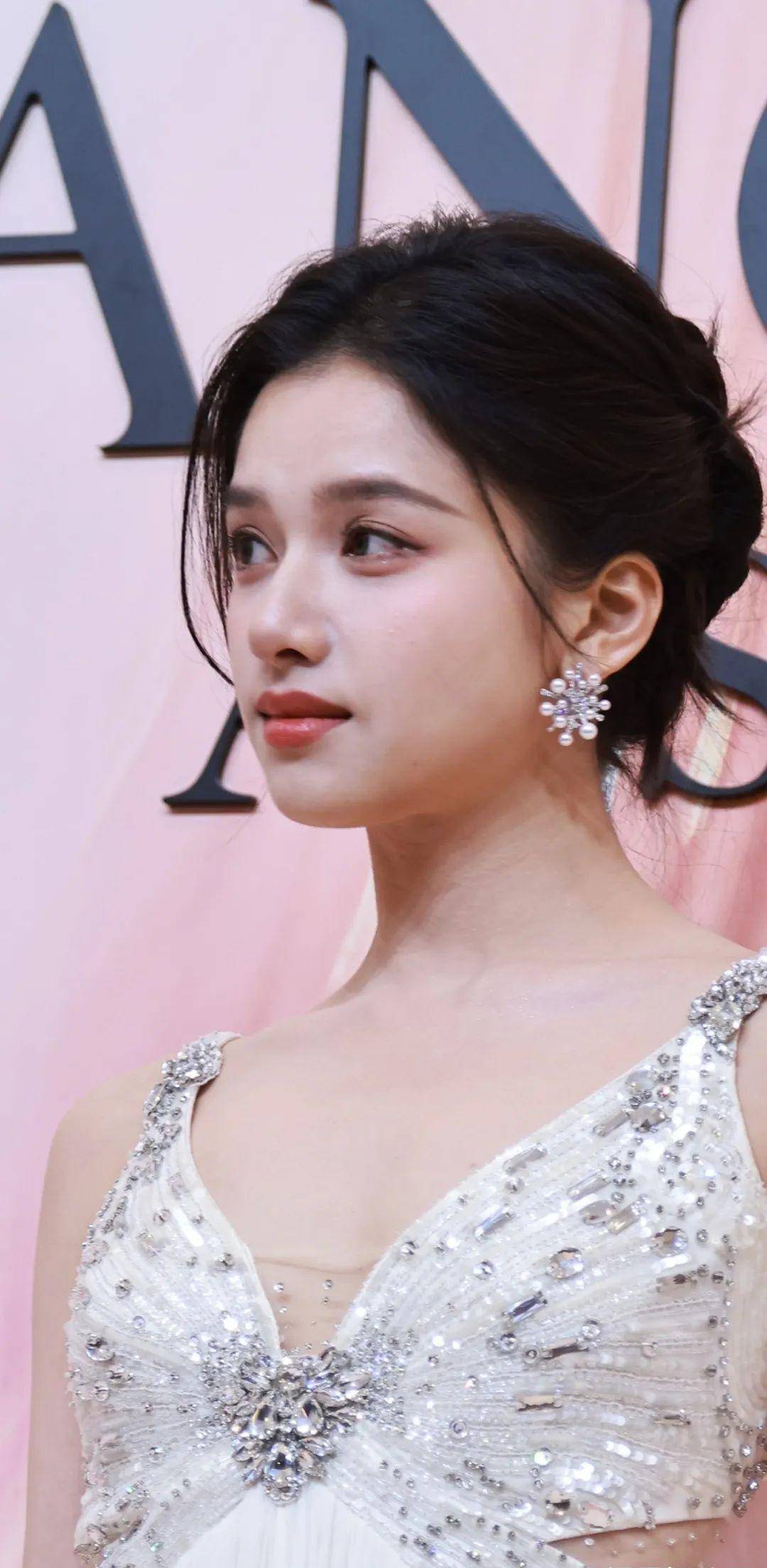 上海这夜,被"消失"2年的万茜惊艳,从不穿暴露礼服却艳压群芳