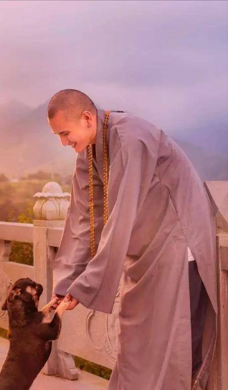 大学期间,身高190,外貌俊朗的释明心引得许多女孩的