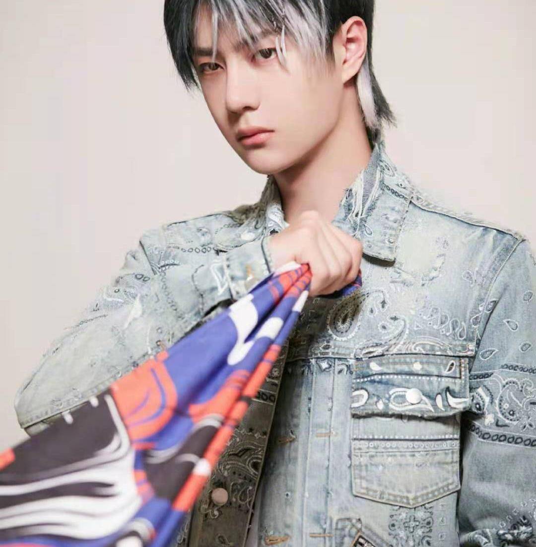 原创王一博发文回归街舞4,水洗牛仔外套加梦幻风挑染长发潮酷满分