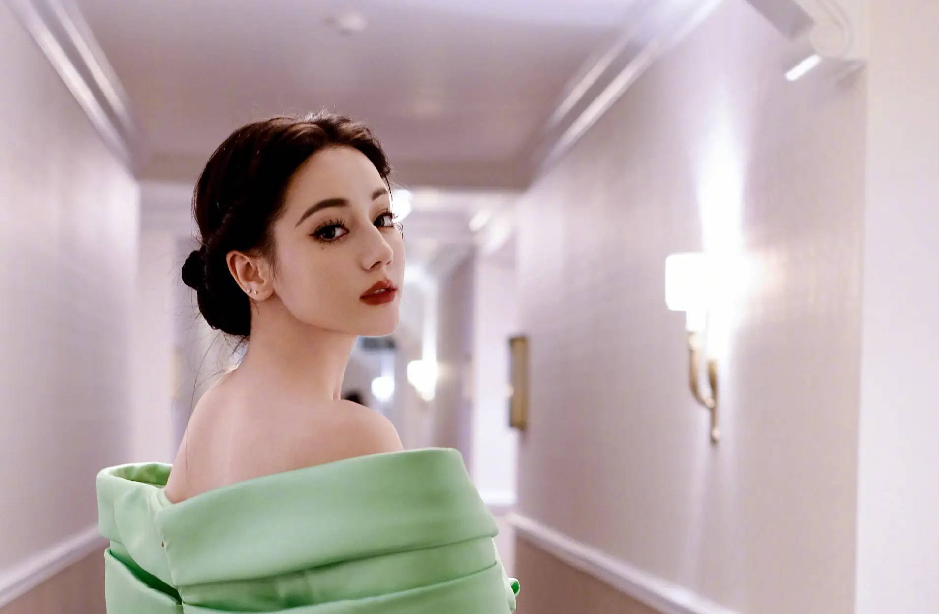 称这组照片为"迪丽热巴大胆挑战性感造型"的代表作之一