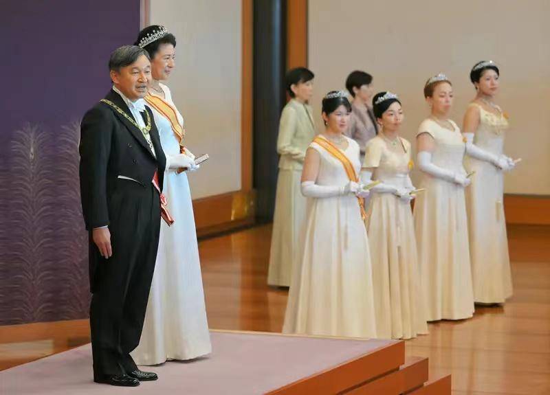 日本皇室高调亮相新年接待!爱子公主穿白裙胖成年画娃娃,好可爱 - 魅力时尚