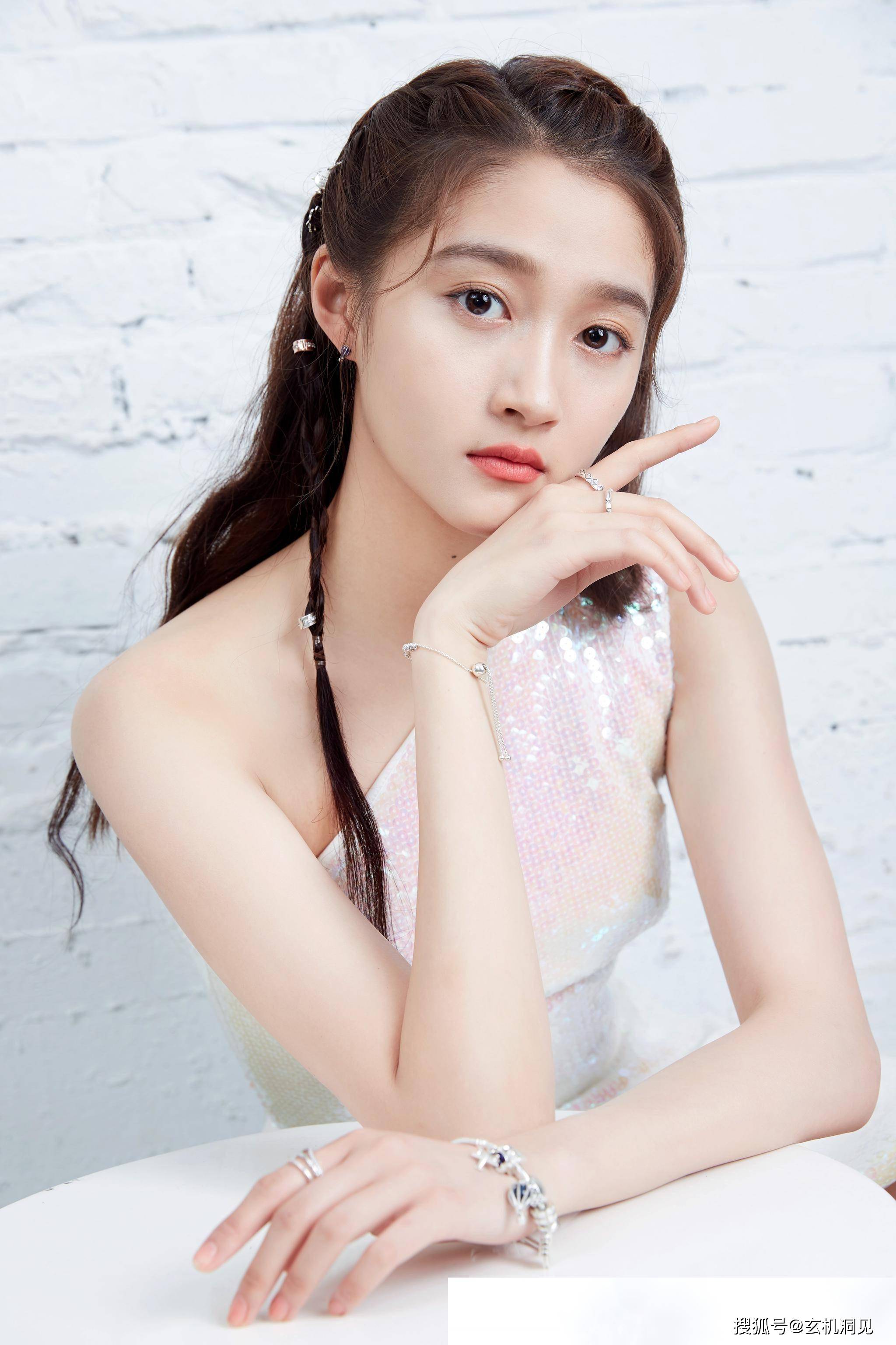 关晓彤性感写真集曝光!