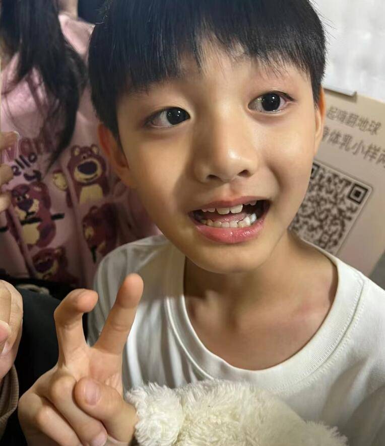 15岁二姐生图老气显壮,撞脸樊小慧!_五官_遥馨_外形