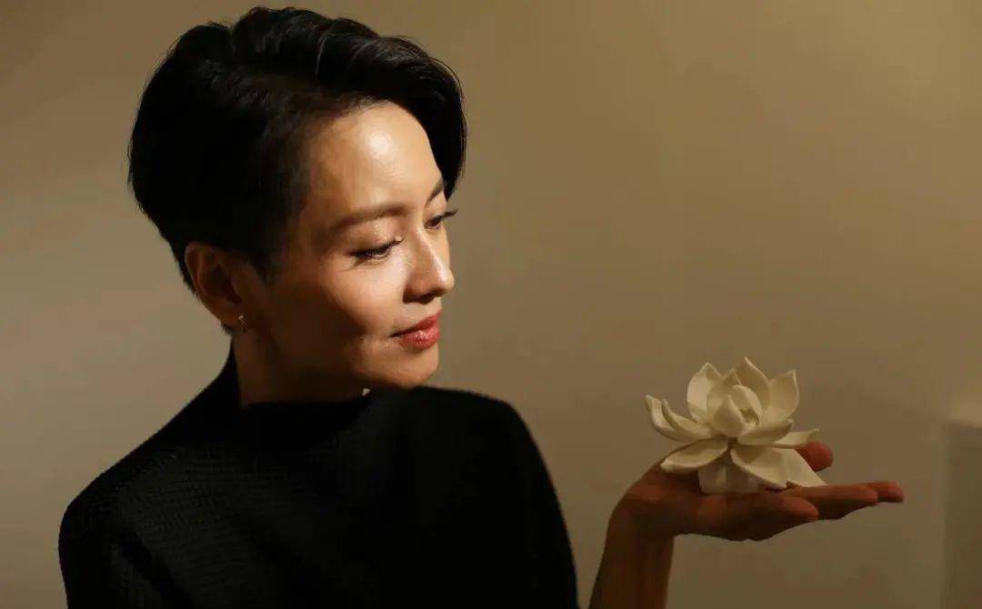 入行30年,莫文蔚公开绝版写真:性感又前卫_艺术_梁咏琪_生活