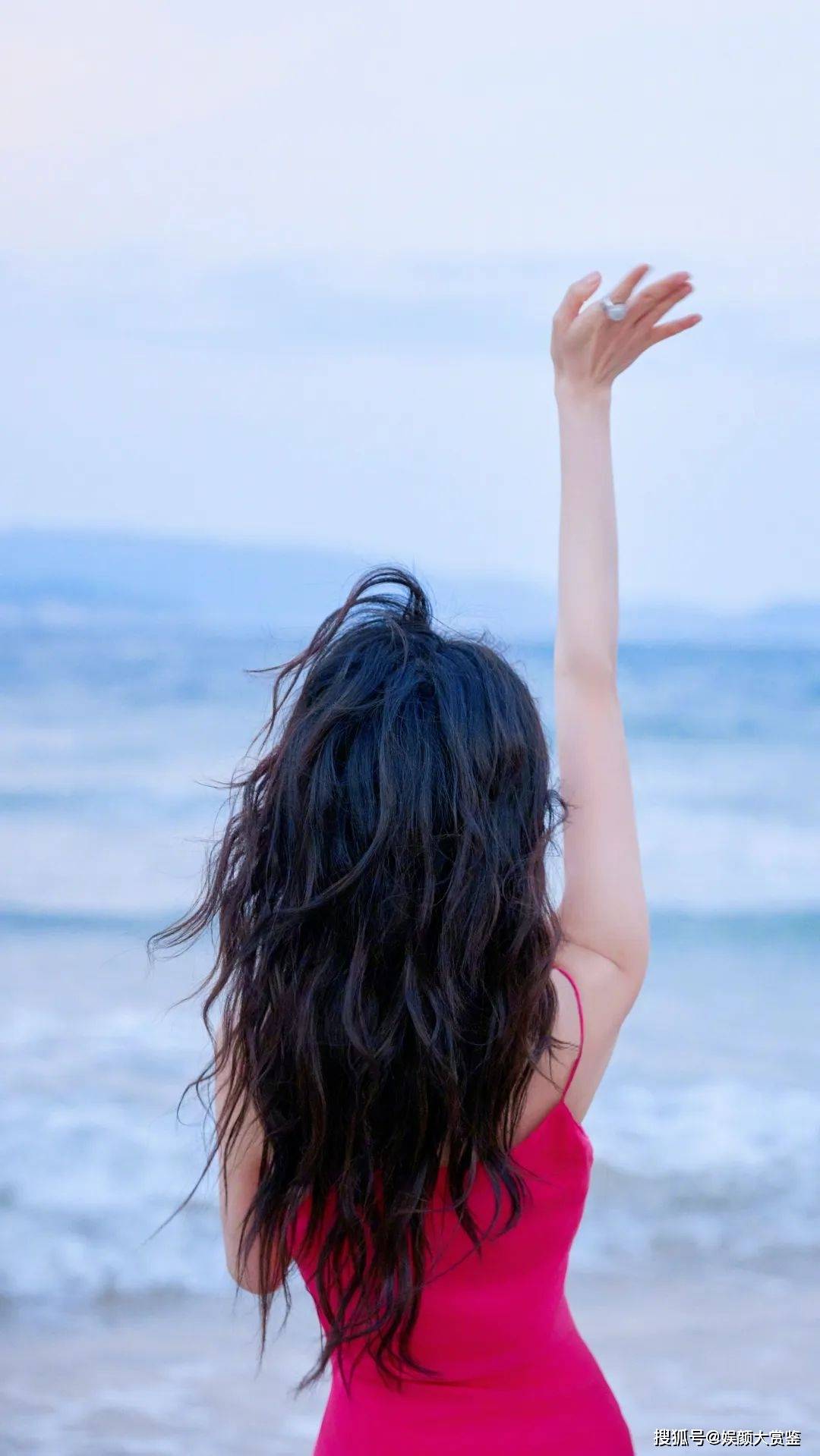 杨幂海边写真大片,绝美浪漫,瑰丽动人_魅力_海风_长发