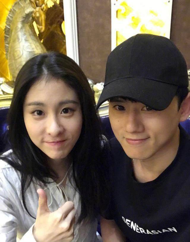 张杰和张碧晨合照,镜头前的两人都是笑不露齿,难道张杰是为了配合