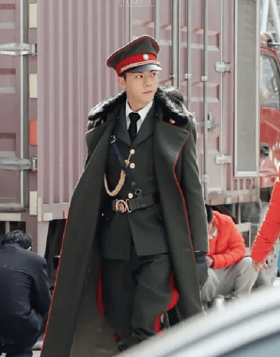 倪妮穿军装外套很时尚男有军装夹克,女有花棉袄.