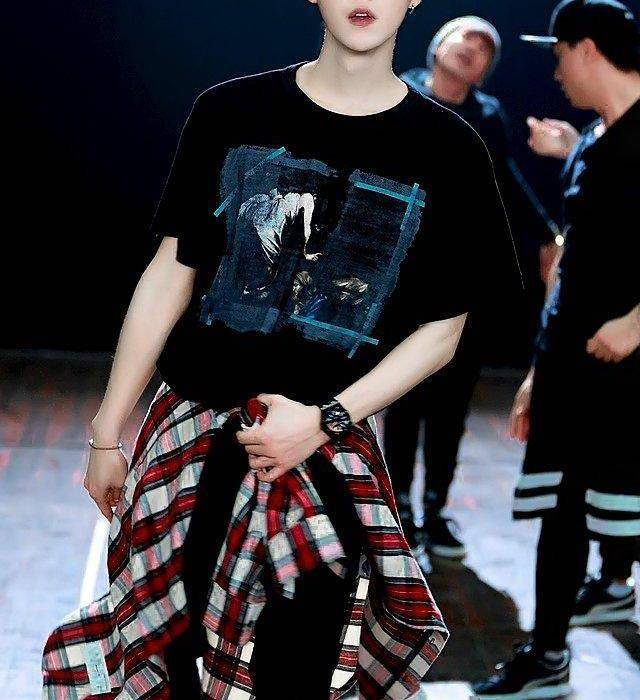 原创看到鹿晗这组照片,网友:一代顶流就此陨落?_风云人物_爷爷_少年