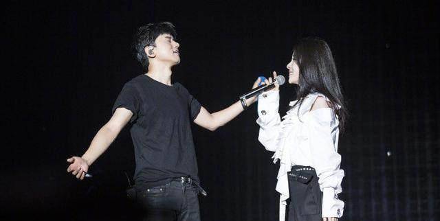 张碧晨助阵张杰演唱会,张碧晨3只手抢眼_照片_牙齿_电视剧