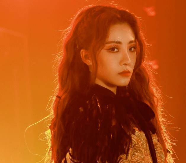 如果不出意外的话,喻言身后的纹身,应该是类似于凤凰的图案吧