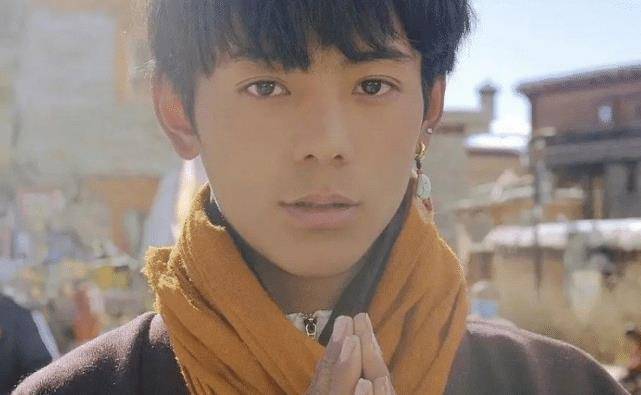 对于丁真自身的容颜来说,仅是他这"睫毛精"形象就