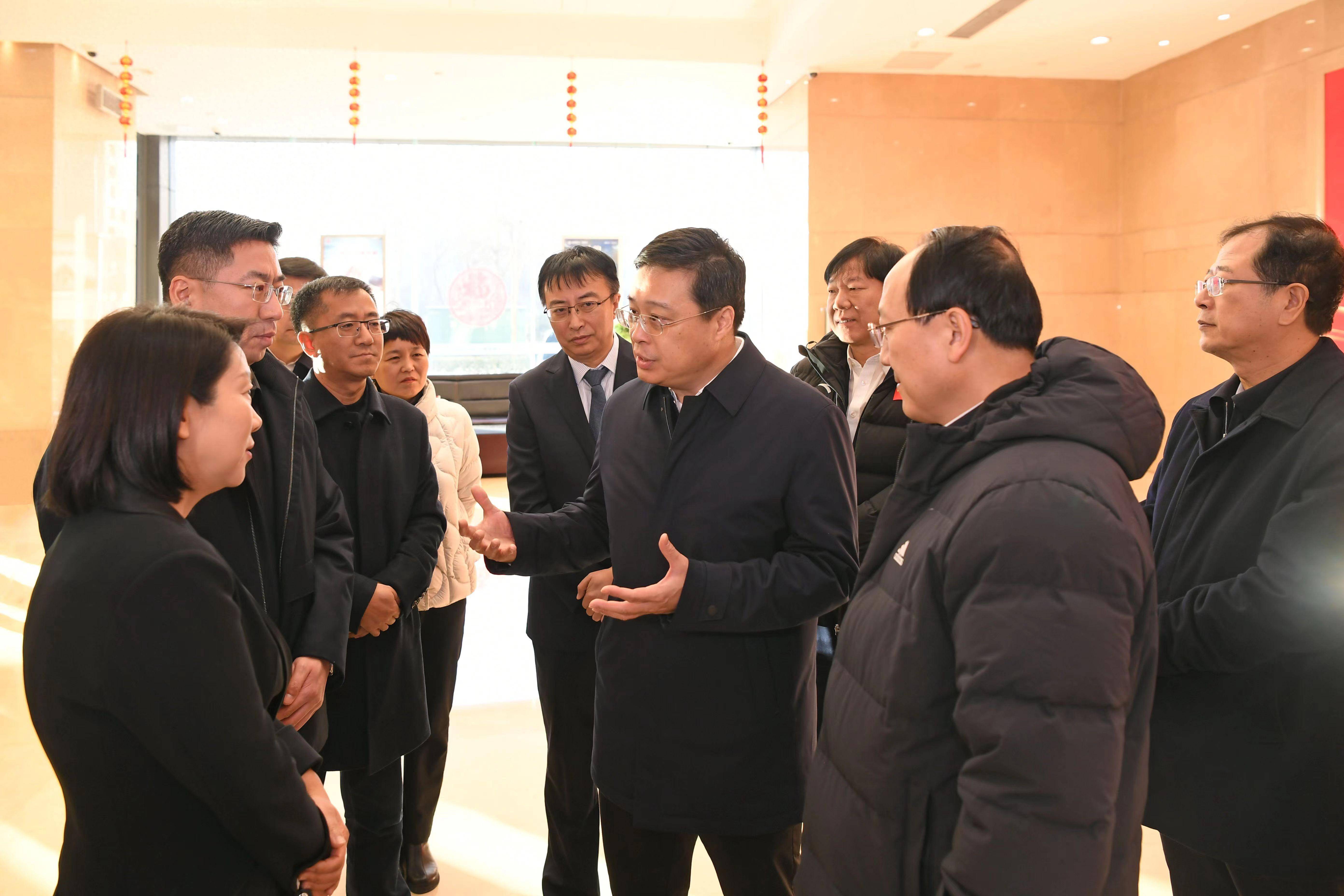 省委常委,市委书记韦韬在晋商银行走访调研.