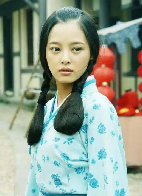 辛芷蕾25岁,才在电视剧版的《画皮》中饰演女n号素素——一个爱上蜥蜴