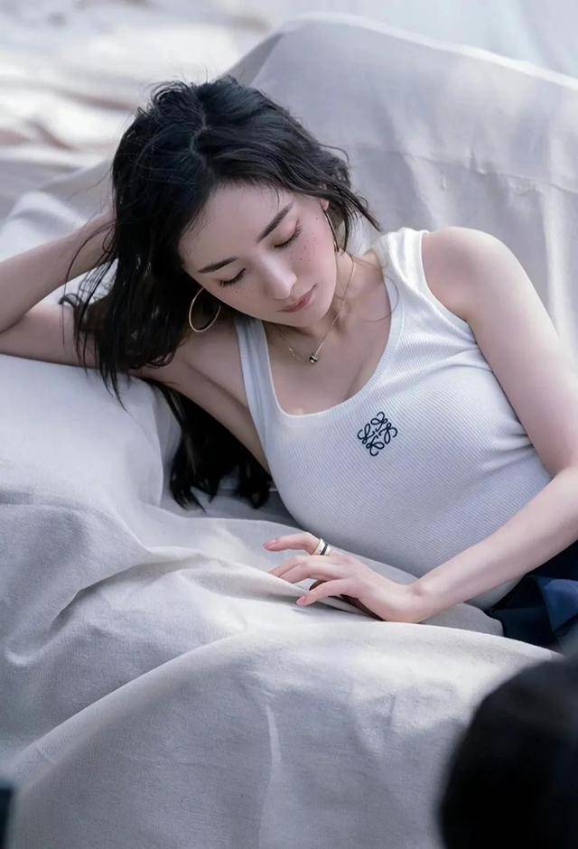 2014年,杨幂与刘恺威,吴亦凡等合作出演了青春爱情电影《有一个地方