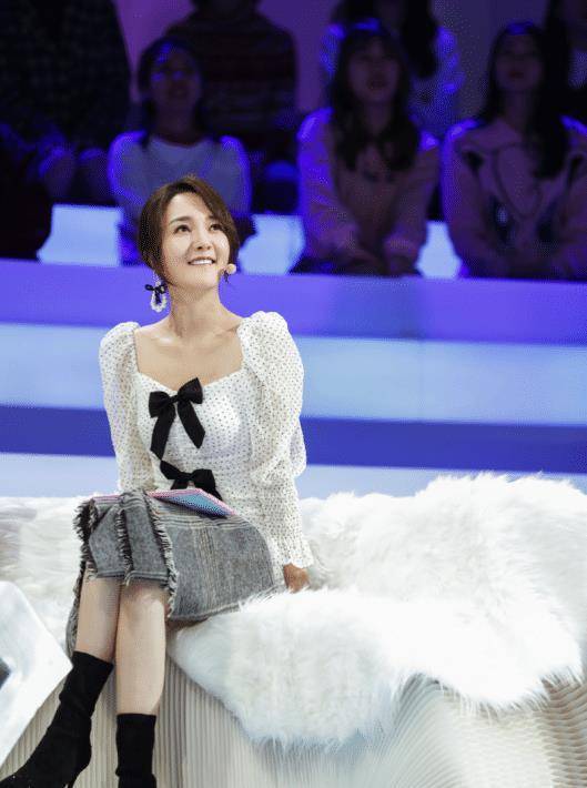 靳梦佳造型偏爱蝴蝶结,好甜好元气!_节目_黑色_红色